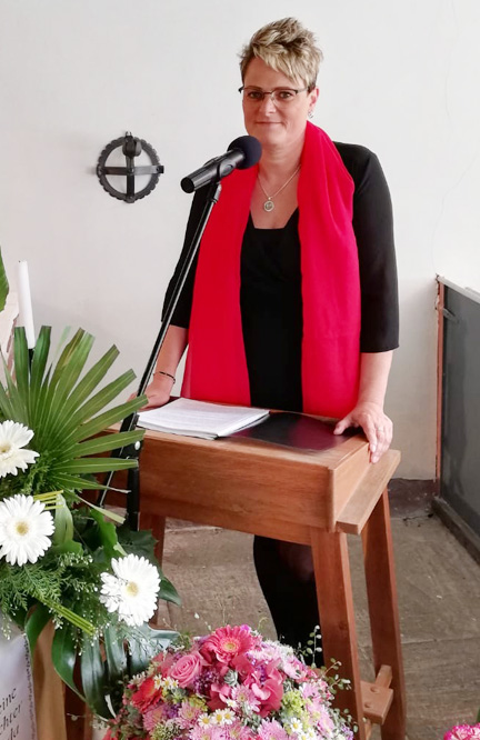Trauerrednerin Frau Stammberger am Rednerpult bei einer Trauerrede